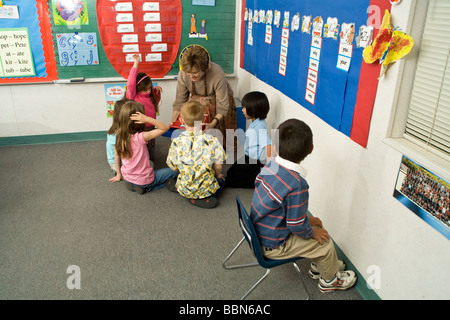 Les enfants des écoles primaires de tapis enfant assis tapis multi angle timeout de la diversité ethnique diversifiée sur le plan racial classe Myrleen discipline interracial M. Pearson Banque D'Images