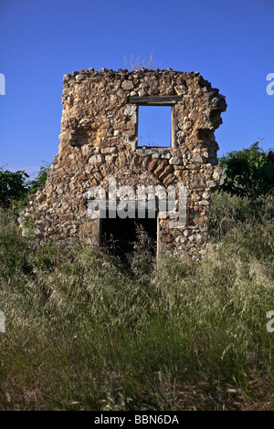 Ferme abandonnée maison en ruines près de Pertuis, Durance, Provence, France, Europe Banque D'Images