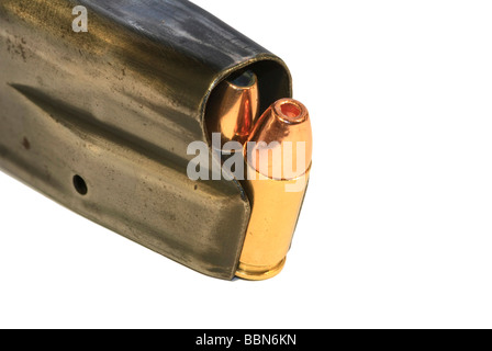 9mm parabellum balles dans un magazine, isolated on white Banque D'Images