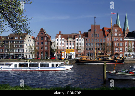 Hôtels particuliers anciens entrepôts hanséatiques et à la rivière Trave, ville hanséatique de Lübeck, Schleswig-Holstein, Allemagne, Europe Banque D'Images