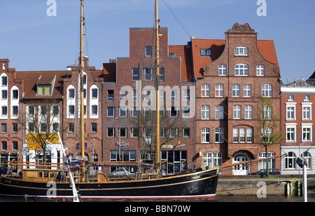 Hôtels particuliers anciens entrepôts hanséatiques et à la rivière Trave, musée, ville hanséatique de Lübeck, Schleswig-Holstein, Allemand Banque D'Images