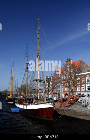 Hôtels particuliers anciens entrepôts hanséatiques et à la rivière Trave, musée, ville hanséatique de Lübeck, Schleswig-Holstein, Allemand Banque D'Images