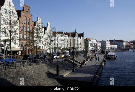 Demeures hanséatiques et promenade au bord de l'eau au fleuve Untertrave, ville hanséatique de Luebeck, Schleswig-Holstein, Allemagne, UE Banque D'Images