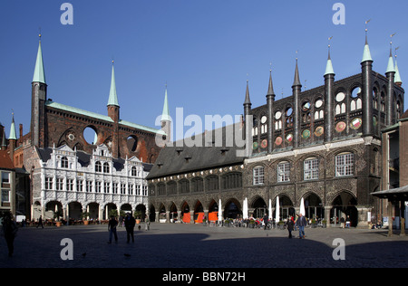 Hôtel de ville avec pignons décorés sur la place du marché, ville hanséatique de Lübeck, Schleswig-Holstein, Allemagne, Europe Banque D'Images