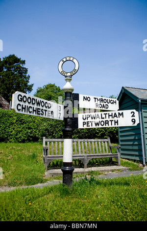 Route locale et direction à l'East Dean village, West Sussex, UK Banque D'Images