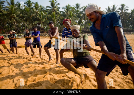 Christian indien tirant les pêcheurs dans leurs filets sur la plage. Banque D'Images