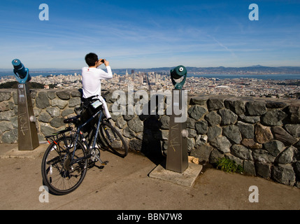 Cycliste voit San Francisco Vue sur le centre-ville de Twin Peaks 11 casanf77591 Photo Photo copyright Lee Foster Banque D'Images