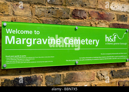 Nom du conseil pour plaque margravine cimetière, sur le mur du cimetière à Hammersmith, Londres, Angleterre Banque D'Images