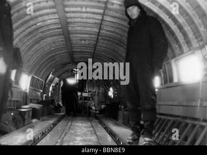 Événements, seconde Guerre mondiale / seconde Guerre mondiale, guerre aérienne, avions, détails / intérieurs, avion de transport allemand Junkers Ju 290, Allemagne du Sud, 11.2.1943, intérieur, XXe siècle, historique, Luftwaffe, Wehrmacht, Third Reich, recce à longue portée, reconnaissance, Ju-290, Ju290, avion, avions, avions, cargo, Bay, soldat, années 1940, Banque D'Images