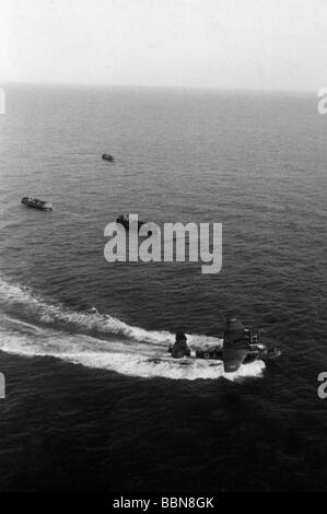 Événements, seconde Guerre mondiale / seconde Guerre mondiale, Russie 1944 / 1945, Crimée, évacuation de Sébastopol, embarcation allemande en mer Noire, photo aérienne, début mai 1944, un bateau volant Dornier Do 24 débarque pour prendre le dessus des soldats grièvement blessés, front de l'est, URSS, Wehrmacht, retraite, transport, naval, mer, marine, Kriegsmarine, Union soviétique, XXe siècle, historique, soldats, bateau, bateaux, bateau, bateaux, navires, troisième Reich, Do24, Do-24, bateau volant, service médical, population, années 1940, Banque D'Images