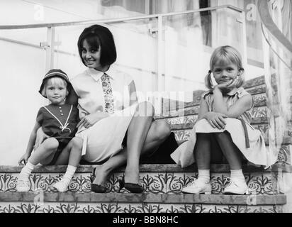 Lehner, Helga * 5.1.1944, actrice allemande, demi-longueur, avec deux enfants, 1964, Banque D'Images