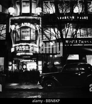 Géographie / voyages, Tchécoslovaquie, Prague, places, place Venceslas, scène de rue devant l'hôtel Praha, prise de nuit, 17.4.1956, Banque D'Images