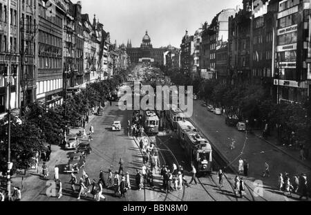 Géographie / voyages, Tchéquie, Prague, places, place Venceslas, scène de rue, vue vers le Musée National, carte postale, 1947, Banque D'Images