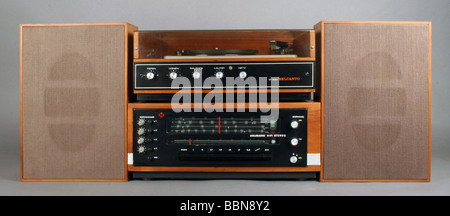 Broadcast, radio, ensembles radio, HELIRADIO rk version 5 en tant que tuner stéréo avec façade en métal noir dans un boîtier en bois, fabriqué par HELIRADIO (VEB Gerätebau Limbach-Oberfrohna), GDR, 1970, Banque D'Images