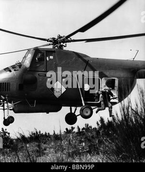 Militaire, Allemagne de l'est, Armée populaire nationale, Forces terrestres, exercice, soldat d'une unité de reconnaissance sautant d'un hélicoptère Mil Mi-4 'Hound', 1968, , Banque D'Images