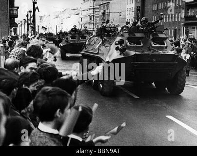 Militaire, Russie, armée, porte-blindés, défilé, 50ème anniversaire de la Révolution d'octobre, Berlin est, 7.11.1967, soldats, URSS, Pacte de Varsovie, Bloc oriental, RDA, Groupe des Forces soviétiques en Allemagne, 20ème siècle, historique, BTR 60, BTR 60, peuple, 1960, Banque D'Images