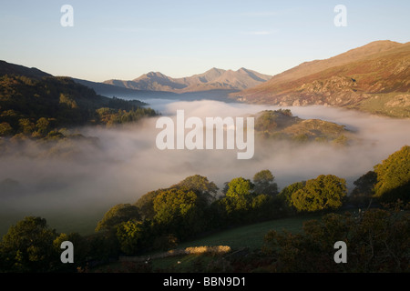 Snowdon Horseshoe avec brume sur Llynau Snowdonia, Mymbyr Banque D'Images