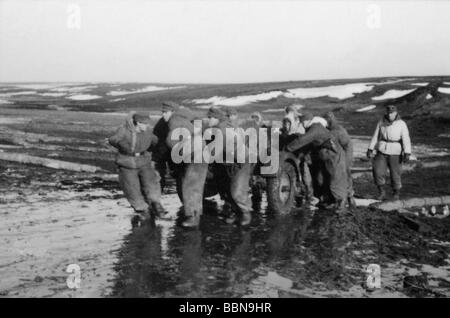 Événements, seconde Guerre mondiale / seconde Guerre mondiale, Russie 1944 / 1945, contre-attaque allemande près de Britskoye, Ukraine, fin janvier 1944, les soldats de Wehrmacht tirent un pistolet anti-avion léger sur une route boueuse, Banque D'Images