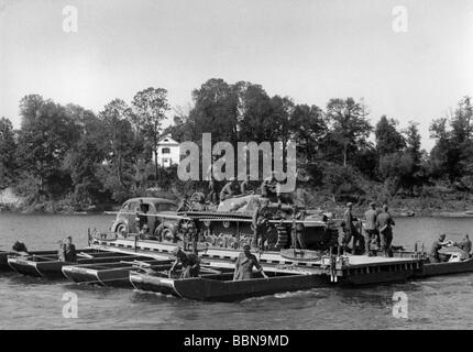 Événements, seconde Guerre mondiale / seconde Guerre mondiale, Russie 1941, un pistolet d'assaut allemand Sturmgeschuetz III Ausf. B et une voiture Wehrmacht sont amenées sur la rivière Bug sur un ferry pour ponton, été 1941, Banque D'Images