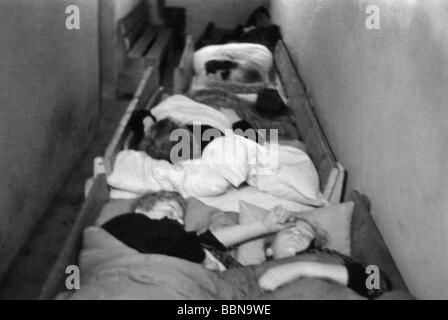 Événements, seconde Guerre mondiale / seconde Guerre mondiale, guerre aérienne, Allemagne, civils dormant dans un abri raid aérien, vers 1944, Banque D'Images