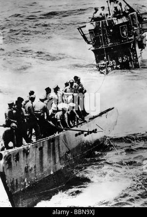 Événements, seconde Guerre mondiale / seconde Guerre mondiale, guerre navale, guerre des bateaux en U, sous-marin allemand U 505 peu de temps après avoir été capturé par la marine américaine, Atlantique Sud, 4.6.1944, marins américains sur le pont, Kriegsmarine, Allemagne, bateaux, U-boat, U-boats, sous-marins, pertes, capture, troisième Reich, XXe siècle, historique, défaite historique, U-505, années 1940, personnes Banque D'Images