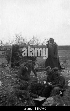 Événements, seconde Guerre mondiale / seconde Guerre mondiale, Russie 1944 / 1945, Crimée, Sébastopol, canons anti-avions allemands de 88 mm Flak 36/37 en position de tir contre les cibles terrestres, 30.4.1944, devant lui, dans la tranchée fendue, l'équipage, front oriental, URSS, Wehrmacht, Luftwaffe, AA, arme, artillerie, placement, bouclier historique, XXe siècle, bouclier historique Union soviétique, soldats, soldat, observation, observation, camouflage, 8,8 cm, 1940, peuple, Banque D'Images