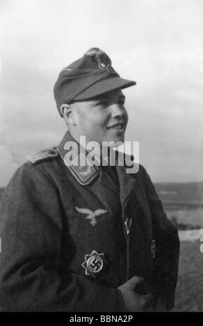 Événements, seconde Guerre mondiale / seconde Guerre mondiale, Russie 1944 / 1945, Crimée, Sébastopol, photo d'un lieutenant d'une unité anti-avions Luftwaffe, titulaire de la Croix allemande en or, 30.4.1944, front oriental, URSS, Wehrmacht, 20ème siècle, historique, Union soviétique, artillerie AA, Croix de fer, médaille, médailles, sourire, avions, années 40, antipopulaire Banque D'Images