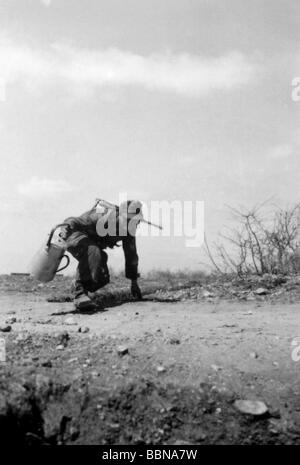 Événements, seconde Guerre mondiale / seconde Guerre mondiale, Russie 1944 / 1945, Crimée, Sébastopol, soldat allemand apportant de la nourriture à ses camarades dans une tranchée avant, 26.4.1944, front oriental, Wehrmacht, XXe siècle, Union soviétique, historique, CAN, chann, soldats, militaire, porteur, 1940, peuple, Banque D'Images