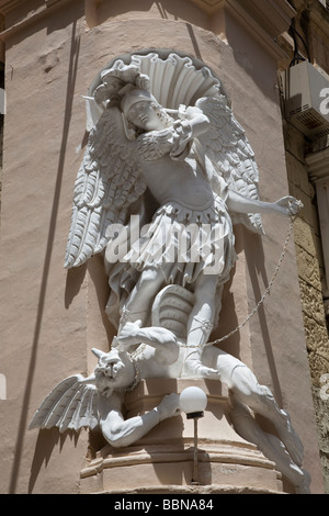 St George bat le dragon bête. Une statue dans la rue de La Valette, Malte, l'Union européenne. Banque D'Images