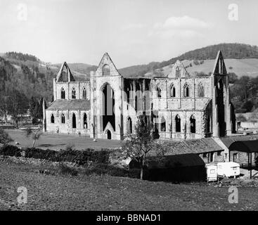 Géographie / voyages, Grande-Bretagne, Tintern, bâtiments, ruine cloître, Abbaye de Tintern, vue extérieure, années 1950, Banque D'Images