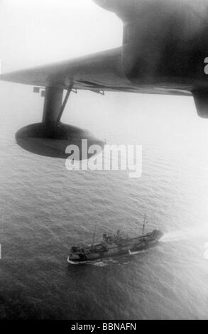 Événements, seconde Guerre mondiale / seconde Guerre mondiale, Russie 1944 / 1945, Crimée, évacuation de Sébastopol, cargo allemand ou roumain en mer Noire, photo aérienne, début mai 1944, prise d'un bateau volant Blohm & Voss BV 138, front de l'est, URSS, Wehrmacht, retraite, transport, naval, mer, marine, Kriegsmarine, Union soviétique, XXe siècle, historique, historique, navire, navires, navires, Third Reich, navire, roumain, détails, avion, avions, Wehrmacht, Luftwaffe, Third Reich, recce, long-range, bateaux, BV138, BV-138, avions de reconnaissance maritime, moteur, aile, 1940, Banque D'Images