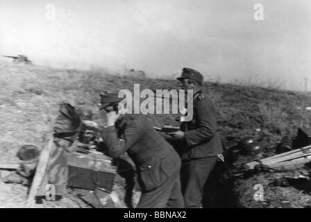 Événements, seconde Guerre mondiale / seconde Guerre mondiale, Russie 1944 / 1945, Crimée, Sébastopol, soldats d'une batterie d'artillerie allemande recevant des informations d'un observateur d'artillerie, avril 1944, XXe siècle, historique, front oriental, URSS, Union soviétique, Ukraine, artillerymen, Wehrmacht, troisième Reich, militaire, téléphone de terrain, parler au téléphone, phonage, équipement, personnes années 1940, Banque D'Images