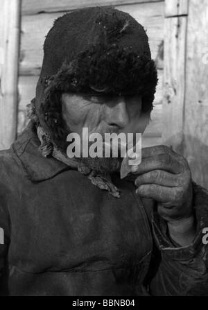 Géographie / voyages, Russie, gens, portrait d'un agriculteur russe, éclairage d'une cigarette, automne 1941, Banque D'Images