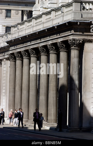 Piliers de la Banque d'angleterre Threadneedle Street Londres avec les banlieusards de l'été Banque D'Images