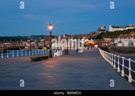 Tôt le matin, à Whitby, North Yorkshire Angleterre Pier Banque D'Images