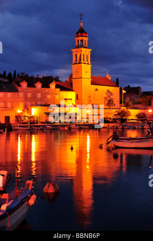 Bateaux de pêche dans le port de Sutivan, en face de l'église Sveti Ivan, île de Brac, Dalmatie, Croatie, Balkans, Europe Banque D'Images