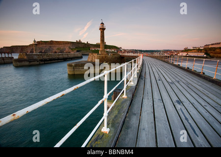 Tôt le matin, à Whitby, North Yorkshire Angleterre Pier Banque D'Images