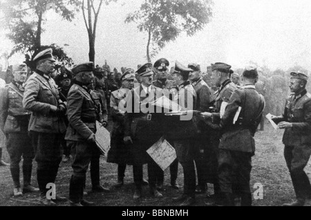 Hitler, Adolf, 20.4.1889 - 30.4.1945, politicien allemand (NSDAP), chancelier de Fuehrer et Reich depuis 1933, en Pologne, fin septembre 1939, en visite à un personnel général à l'avant, Banque D'Images