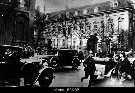 Hitler, Adolf, 20.4.1889 - 30.4.1945, politicien allemand (NSDAP) Chancelier depuis 30.1.1933, laissant le Président Palace, Berlin, 10.10.1931, à droite: Arrestation d'un manifestant, Banque D'Images