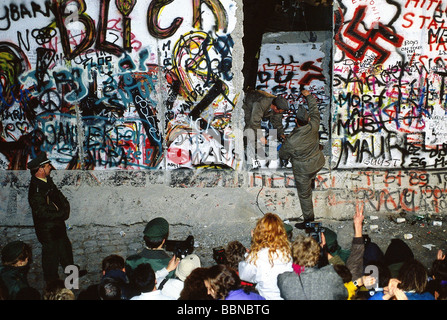 Géographie / voyages, Allemagne, chute du mur de Berlin, ouverture, Berlin, 9.11.1989, historique, historique, XXe siècle, années 80, 80, vers le bas, novembre 89, novembre 89, Allemagne de l'est, Allemagne de l'est, frontière allemande, destruction, destruction, personnes, Banque D'Images