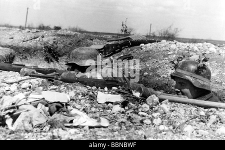 Événements, seconde Guerre mondiale / seconde Guerre mondiale, Russie 1944 / 1945, Crimée, Sébastopol, infanterie allemande dans un dugout sur le front principal, avril 1944, URSS, soldats, tranchée, casque d'acier, fusil, fusils, Karainer 98 k, carabine, carbines, grenades à main, troisième Reich, Wehrmacht, sap, couverture, historique, XXe siècle, Ukraine Union soviétique, années 1940, population, Banque D'Images