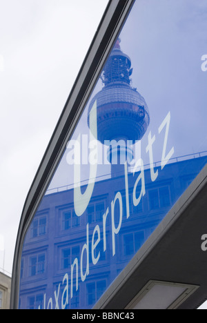 Tour de télévision Fernsehturm reflète dans panneau d'entrée de métro Alexanderplatz Berlin Banque D'Images