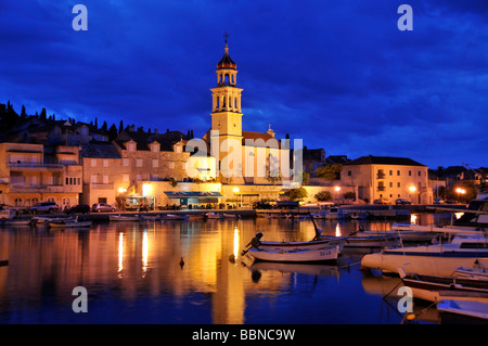 Bateaux de pêche dans le port de Sutivan, en face de l'église Sveti Ivan, île de Brac, Dalmatie, Croatie, Balkans, Europe Banque D'Images