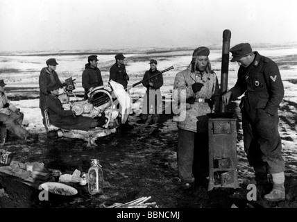 Événements, seconde Guerre mondiale / seconde Guerre mondiale, Russie 1944 / 1945, Allemand 20 mm pistolet anti-avions en position de tir, dans le sol un soldat se peparing un repas sur un poêle en fer, près de Britskoye, Ukraine, 24.1.1944, front oriental, hiver, Wehrmacht, neige, URSS, Luftwaffe, 2 cm Flak 38, soldats, vêtements d'hiver, vêtements d'hiver, vêtements d'hiver, Wehrmacht, neige, URSS, Luftwaffe, 2 cm AA, XXe siècle, historique, historique, Union soviétique, Groupe de l'armée du Sud, manger, gens, 1940, Banque D'Images