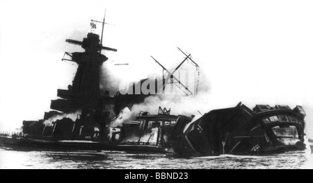 Événements, seconde Guerre mondiale / seconde Guerre mondiale, guerre navale, scupling du cuirassé de poche allemand 'Admiral Graf Spee', épave brûlante dans l'embouchure de la rivière Rio de la Plata, au large de Montevideo, 17.12.1939, photo retouchée, Banque D'Images