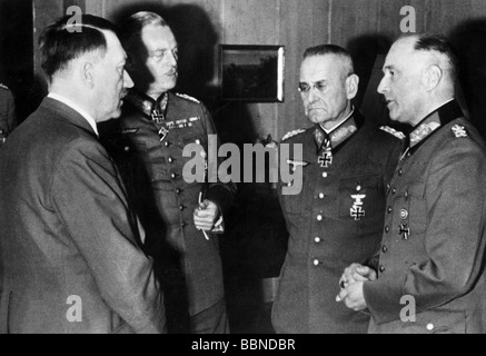 Hitler, Adolf, 20.4.1889 - 30.4.1945, politicien allemand (NSDAP), chancelier de Fuehrer et Reich depuis 1933, demi-longueur, félicitant le Field Marshall Walter von Brauchitsch pour son 60ème anniversaire, le haut commandement de l'armée, le quartier général, 4.10.1941, Banque D'Images