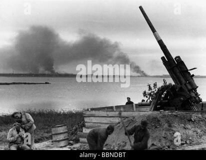 Événements, seconde Guerre mondiale / seconde Guerre mondiale, guerre aérienne, antiaéronefs, placement de pistolet anti-avion allemand près de Kandalaksha, vers 1943, XXe siècle, historique, péninsule de Kola, 88 mm Flak 18, armes AA, soldats, soldat, couper les cheveux, coiffure, position de fin, Guerre De Continuation 1941 - 1944, Finlande, Russie, Allemagne, feux, nuages de fumée, front oriental, 8,8 cm, personnes, années 1940, Banque D'Images