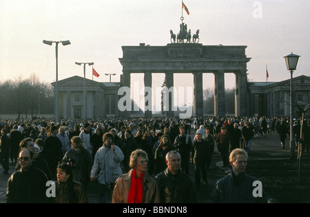 L'Allemagne, la réunification, chute du Mur de Berlin, la Porte de Brandebourg à Noël, les gens qui passent la porte de Brandebourg, 24.12.1989, Banque D'Images