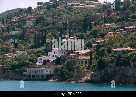 De riches villas à l'ouest de Porto Santo Stefano sur la terre lié île de Argentario Banque D'Images