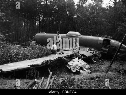 Événements, seconde Guerre mondiale / seconde Guerre mondiale, guerre aérienne, avions, écrasé / endommagé, bombardier allemand Heinkel He 111, écrasé lors d'un vol nocturne près de Lille, France, août 1940, équipage échappé à l'étranger, XXe siècle, historique, bataille d'Angleterre, bombardiers, Luftwaffe, Wehrmacht, Allemagne, troisième Reich, avion, avions, avions, soldats, épave, examiner 111, He111 HE-111, atterrissage en collision, gens, années 1940, Banque D'Images